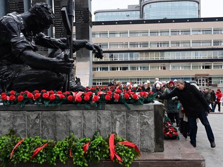 В Екатеринбурге у мемориала «Черный тюльпан» почтили память павших героев