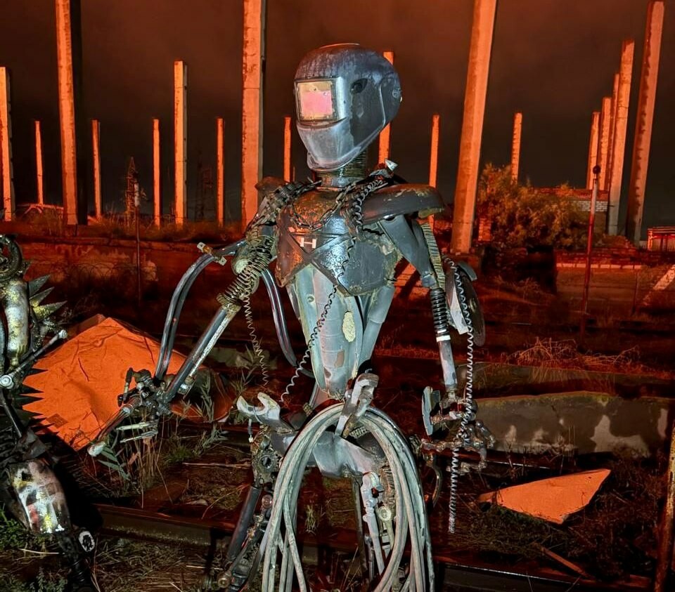 В Астрахани из горящего ангара спасли металлических «терминаторов»