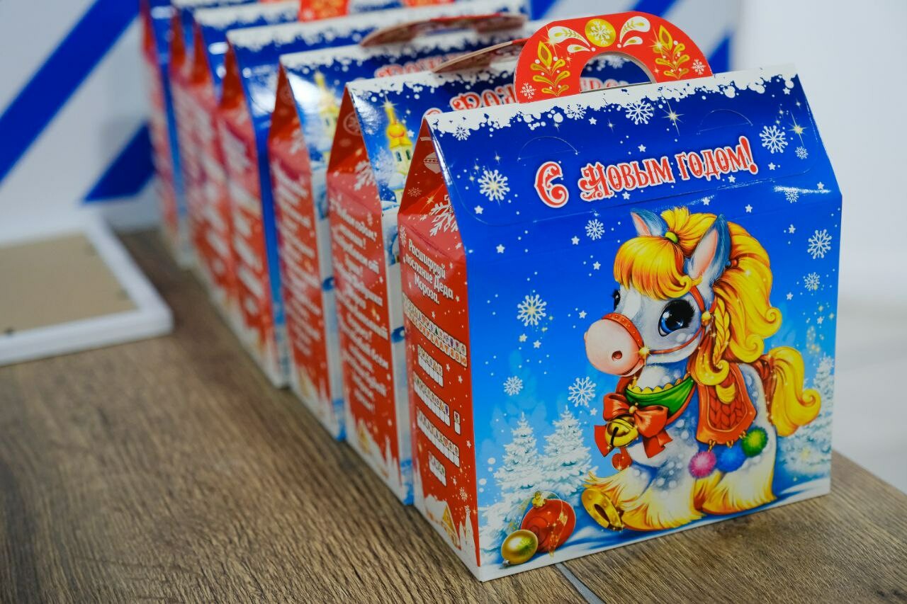 Декабрь для детей Астрахани прошел со сладкими сюрпризами и елками