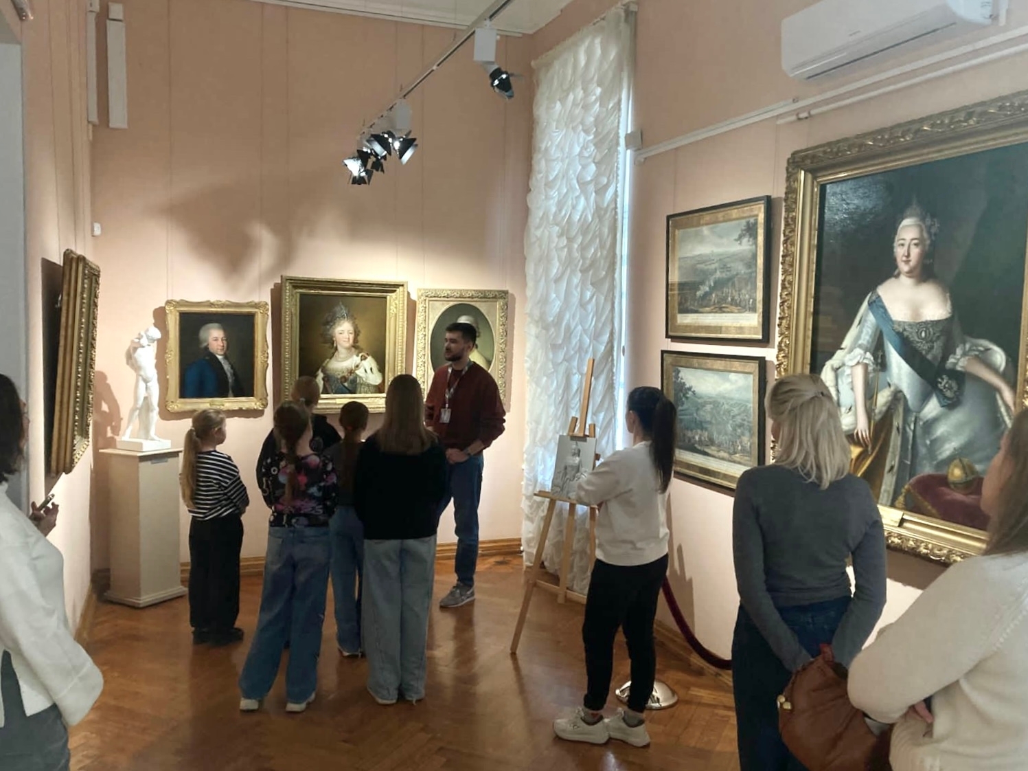 В Астраханской галерее прошел День семьи с бесплатными экскурсиями и занятиями