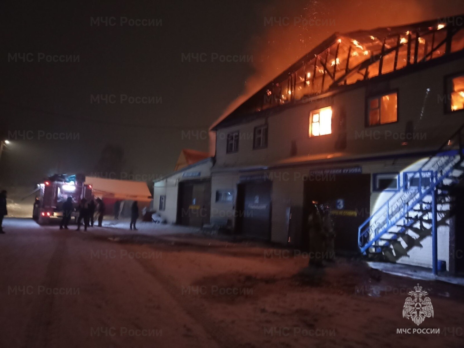 Пожар в автосервисе в Учалах ликвидировали спасатели