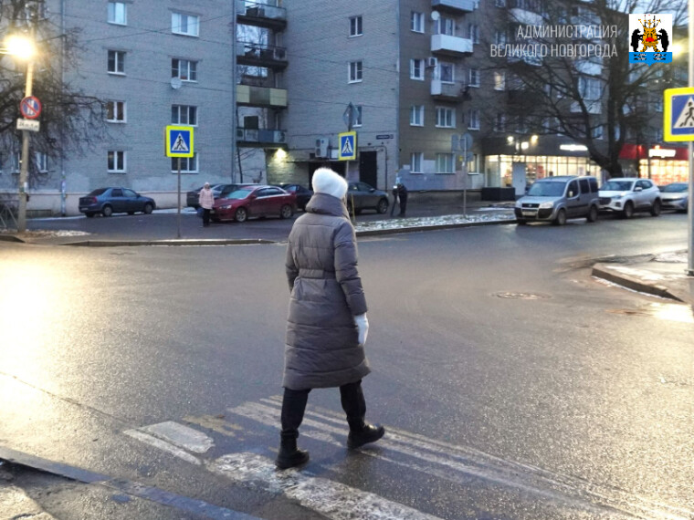 В Великом Новгороде подсветили переход на перекрестке Новолучанская-Стратилатовская