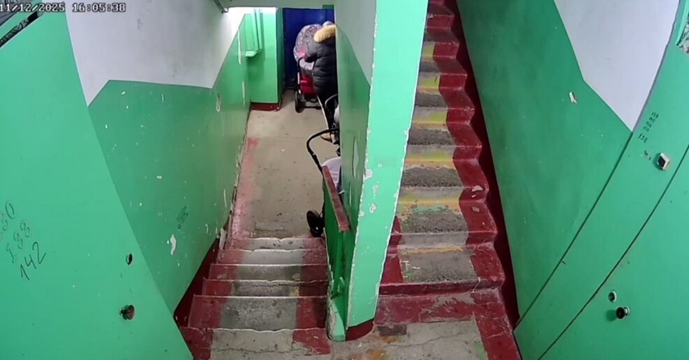 В Оренбурге девушка вынесла из подъезда коляску и объяснила поступок заботой