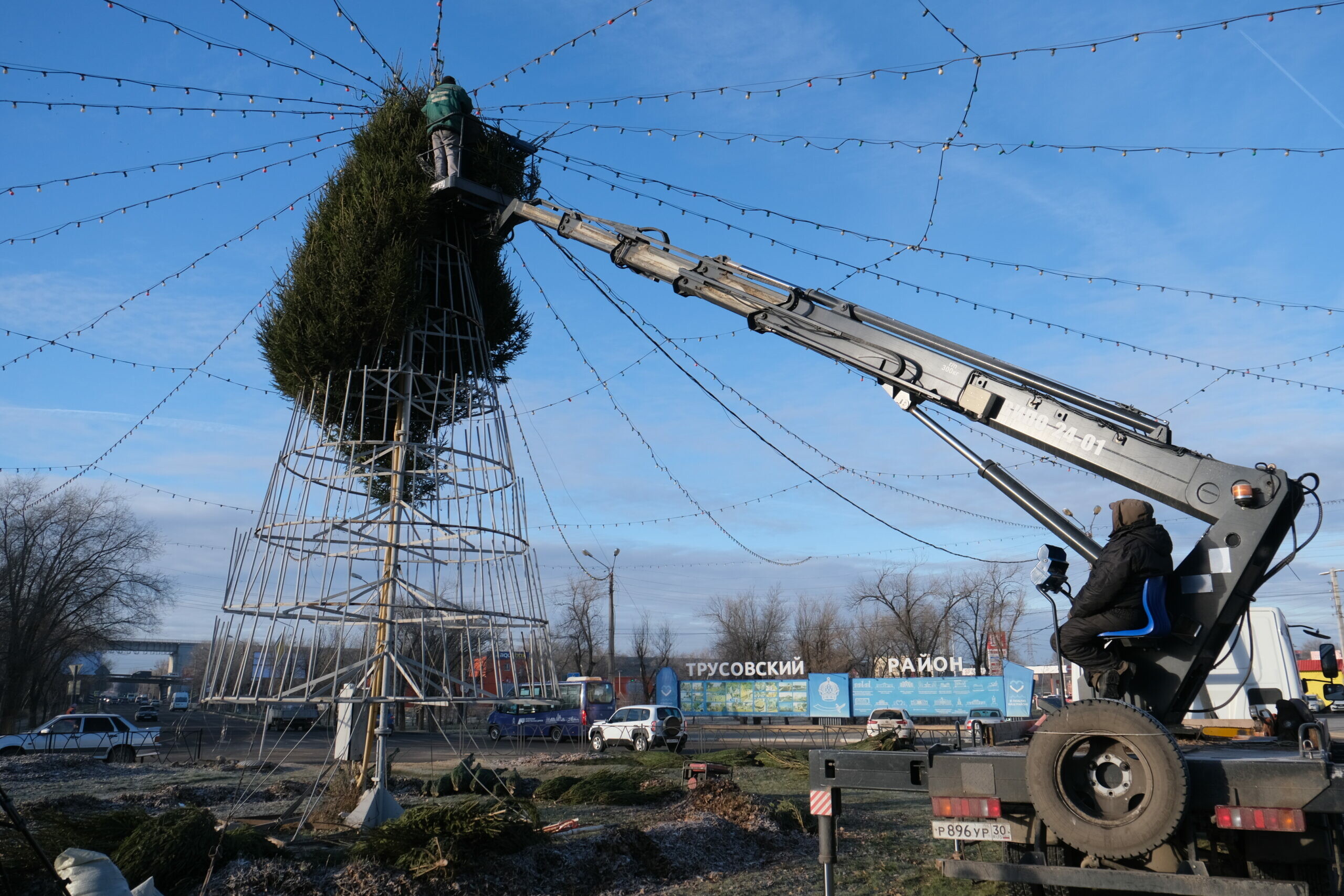 На разворотном кольце Мостстроя в Астрахани монтируют необычную ель
