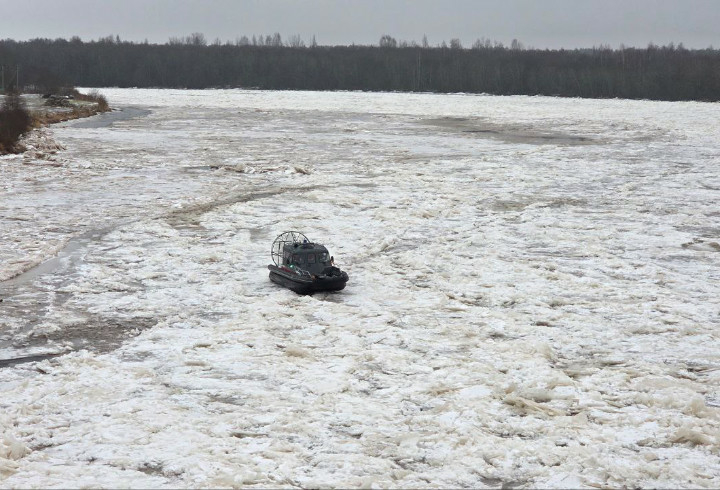 Спасатели проверили паводковую обстановку на реке Оять в Ленобласти