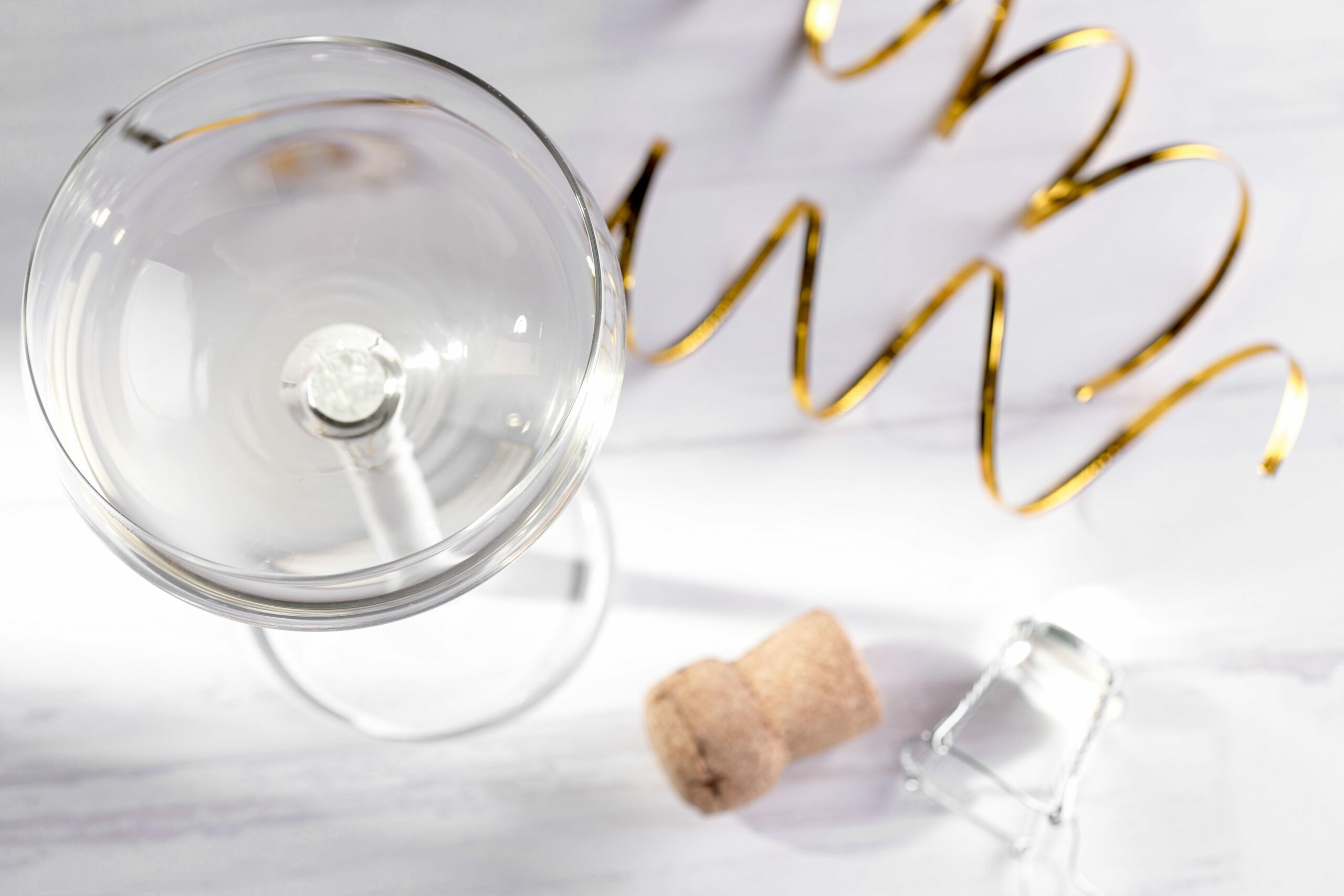 Офтальмолог рассказал, что делать, если пробка попала в глаз