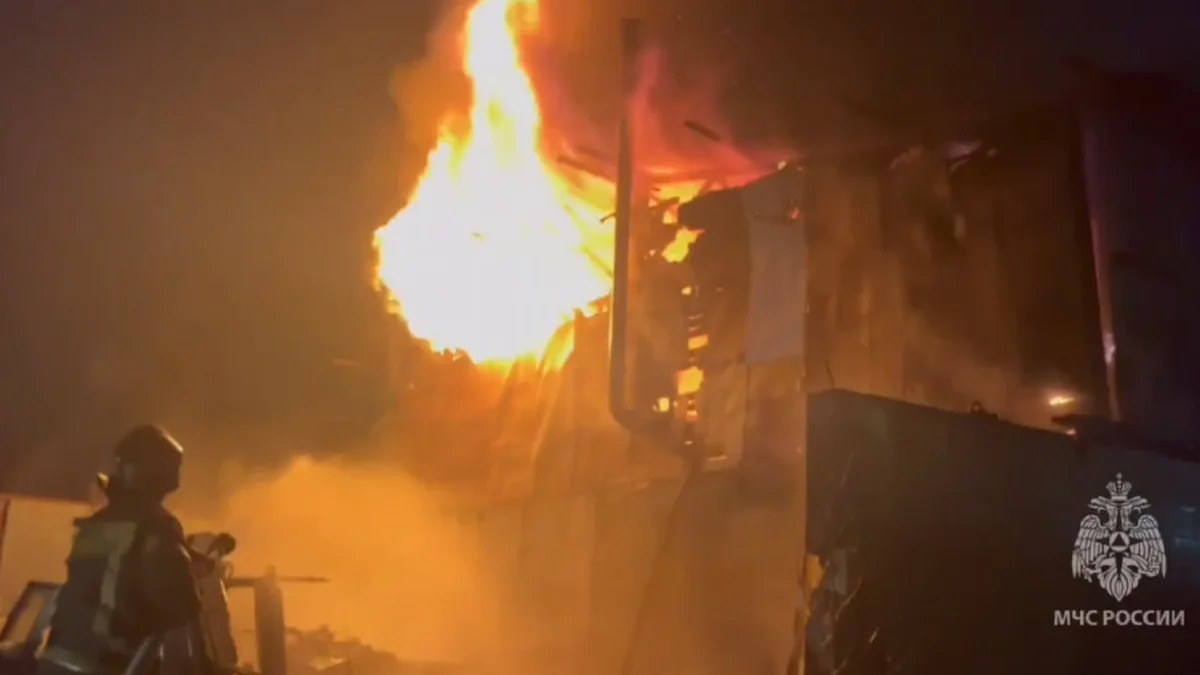 В Гатчине на Индустриальной улице горит крупный склад