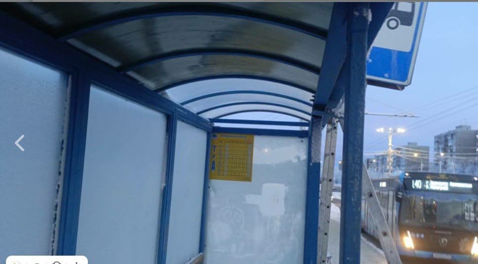 В Мурманске по сообщениям северян отремонтировали остановку и расчистили лестницы