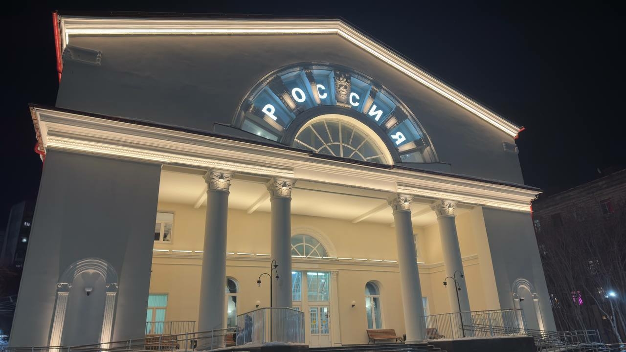 В Североморске в Центре досуга молодежи завершается капремонт крыши и фасада