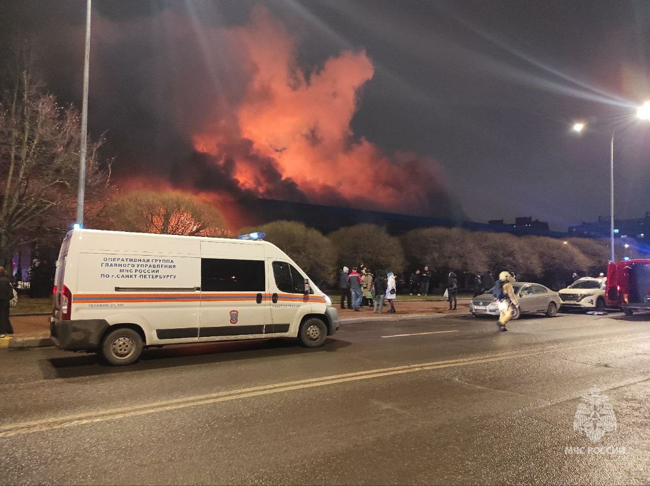Площадь пожара на Правобережном рынке Петербурга увеличилась до 1500 квадратов