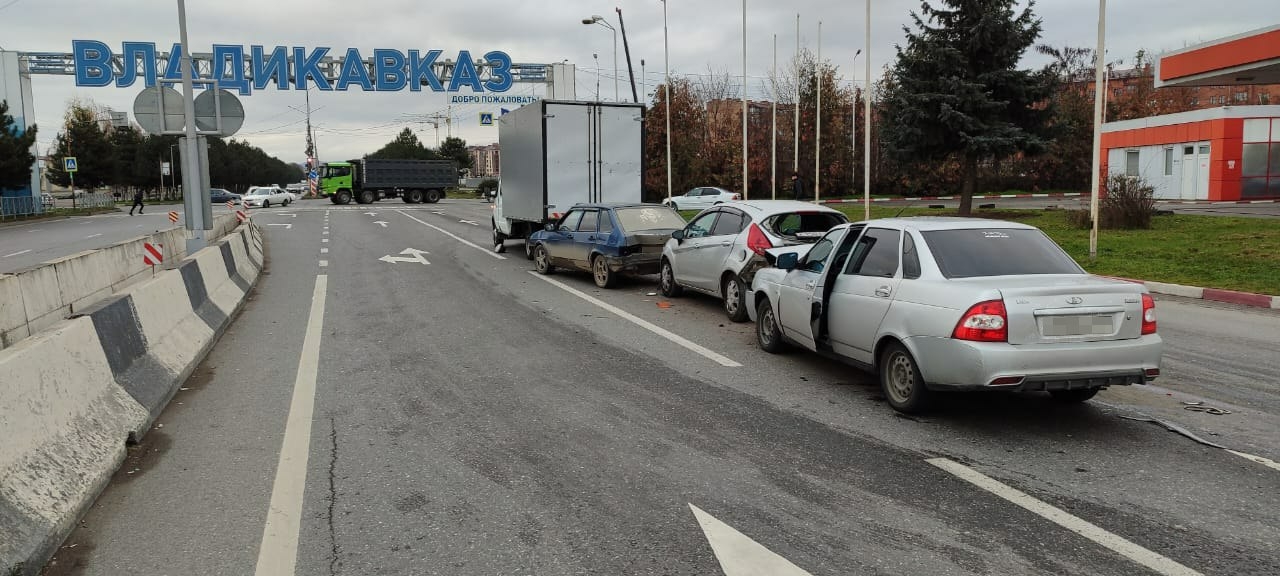 На Архонском шоссе во Владикавказе случилось массовое ДТП