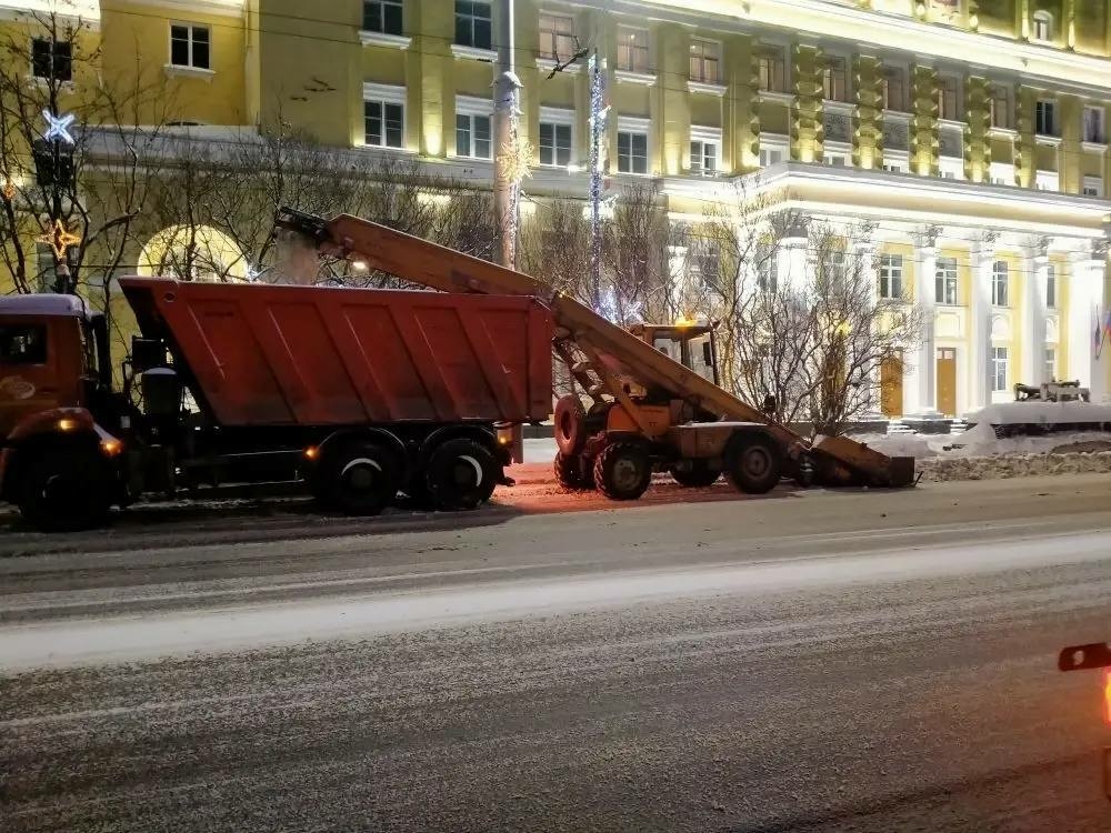 В Мурманске на расчистку дорог вышло 74 единицы техники и 156 уборщиков