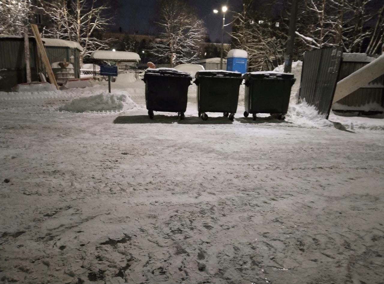 Городские службы Мурманска борются с последствиями снегопадов