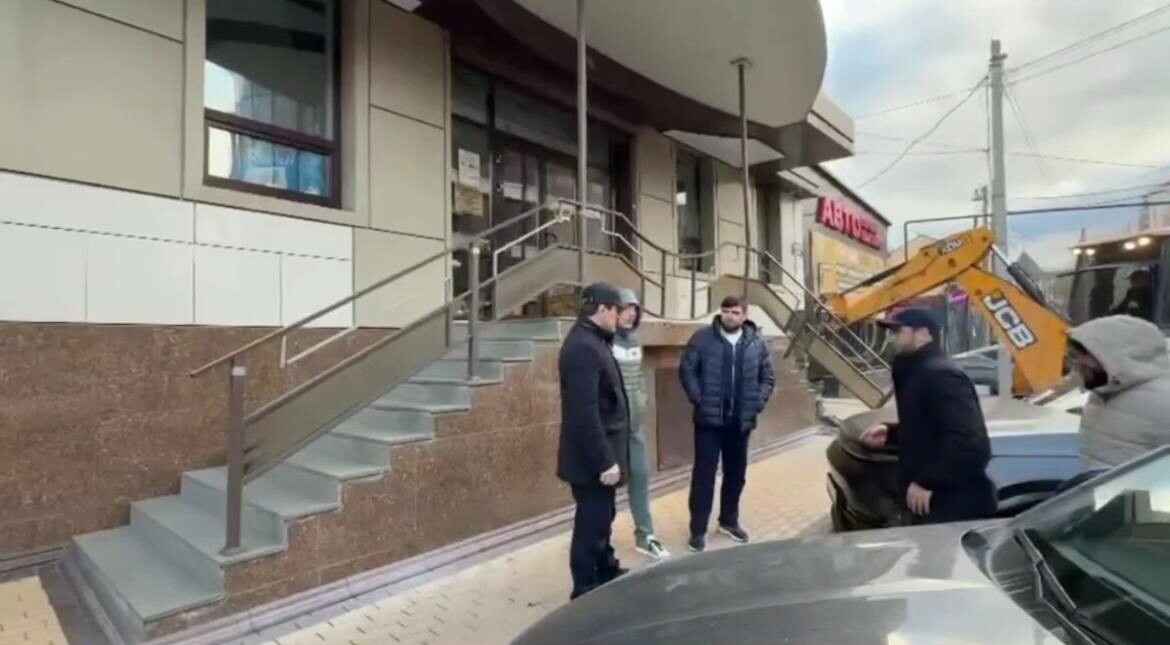 В Махачкале снесли еще одну незаконную постройку