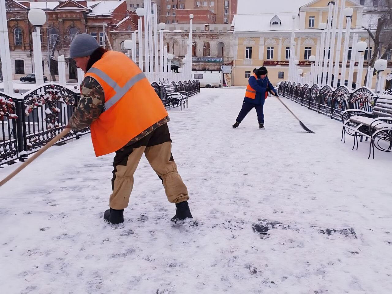 В Астрахани дороги и общественные зоны обрабатывают противогололедной смесью