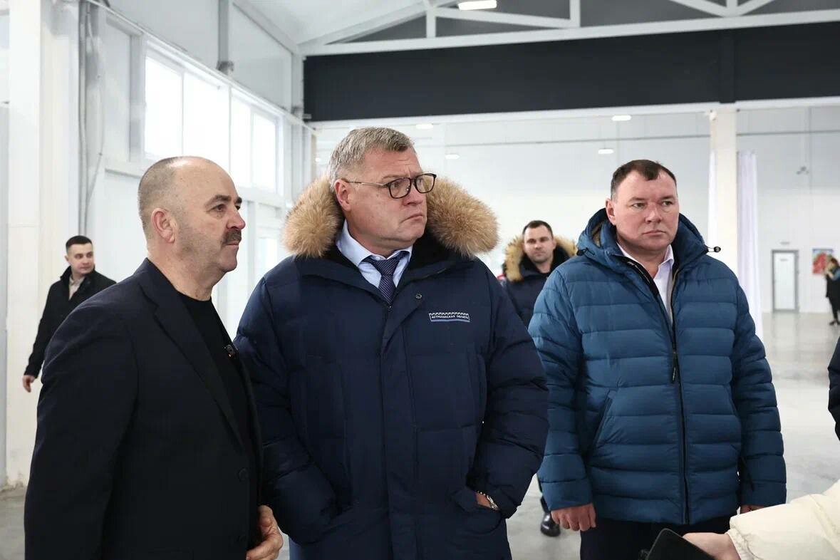 Бабушкин посетил экскурсию и увидел, как с нуля изготавливаются СИЗ и бронежилеты в Камызяке