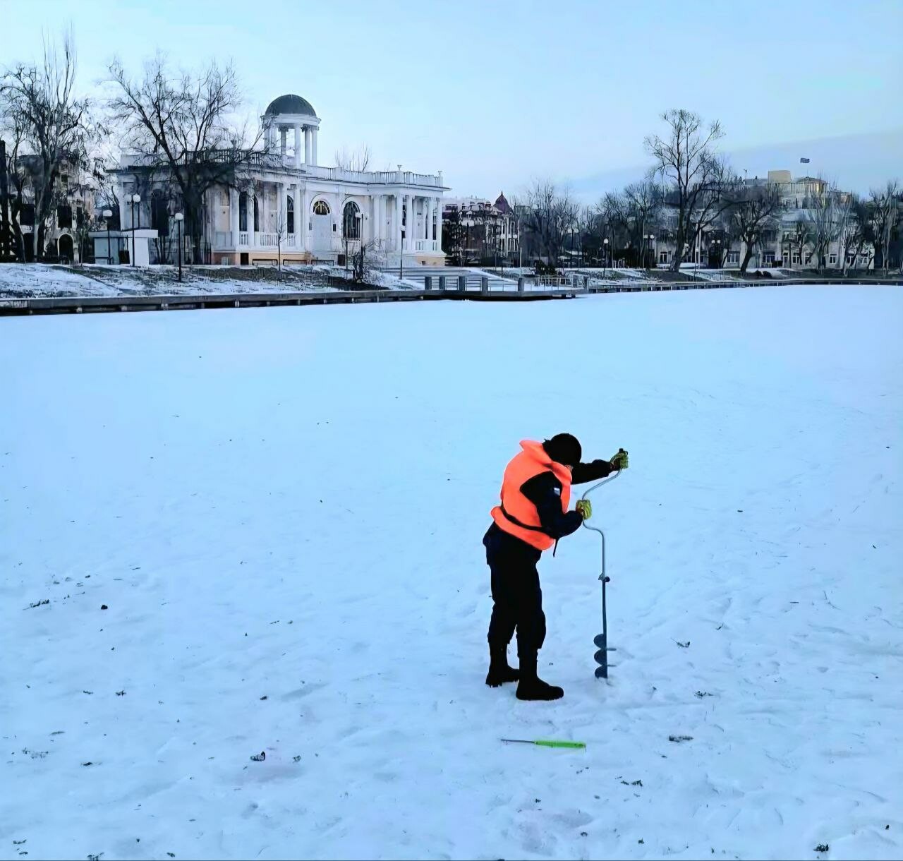 Астраханские спасатели предупреждают, что выход на лед по-прежнему опасен
