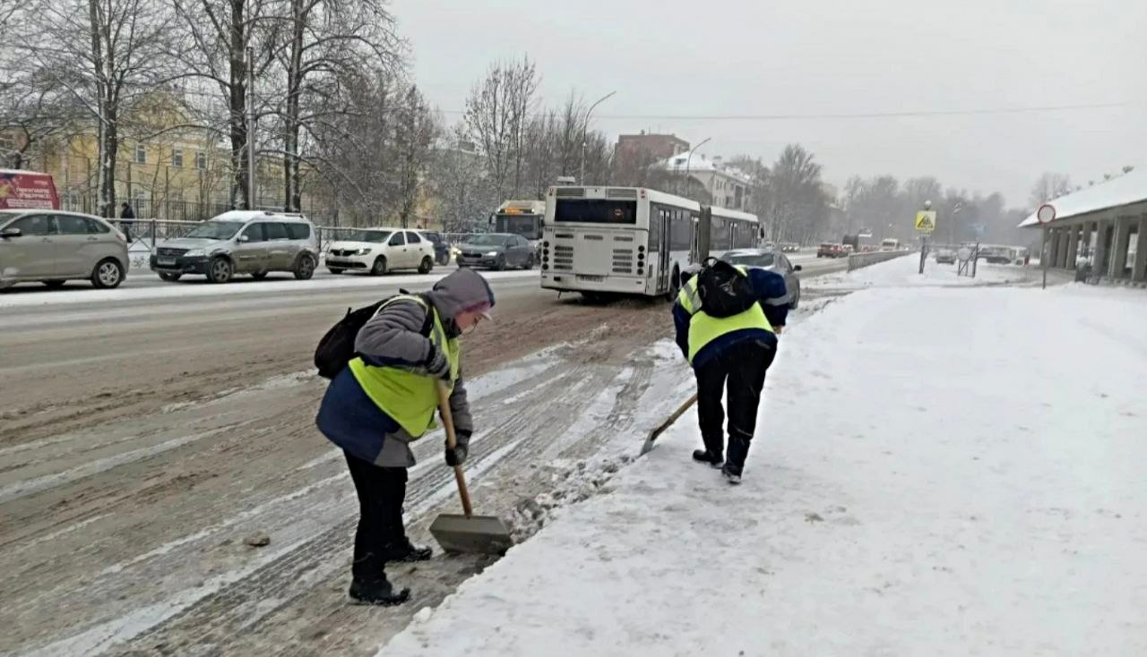 В Великом Новгороде уборка дорог ведется в круглосуточном режиме