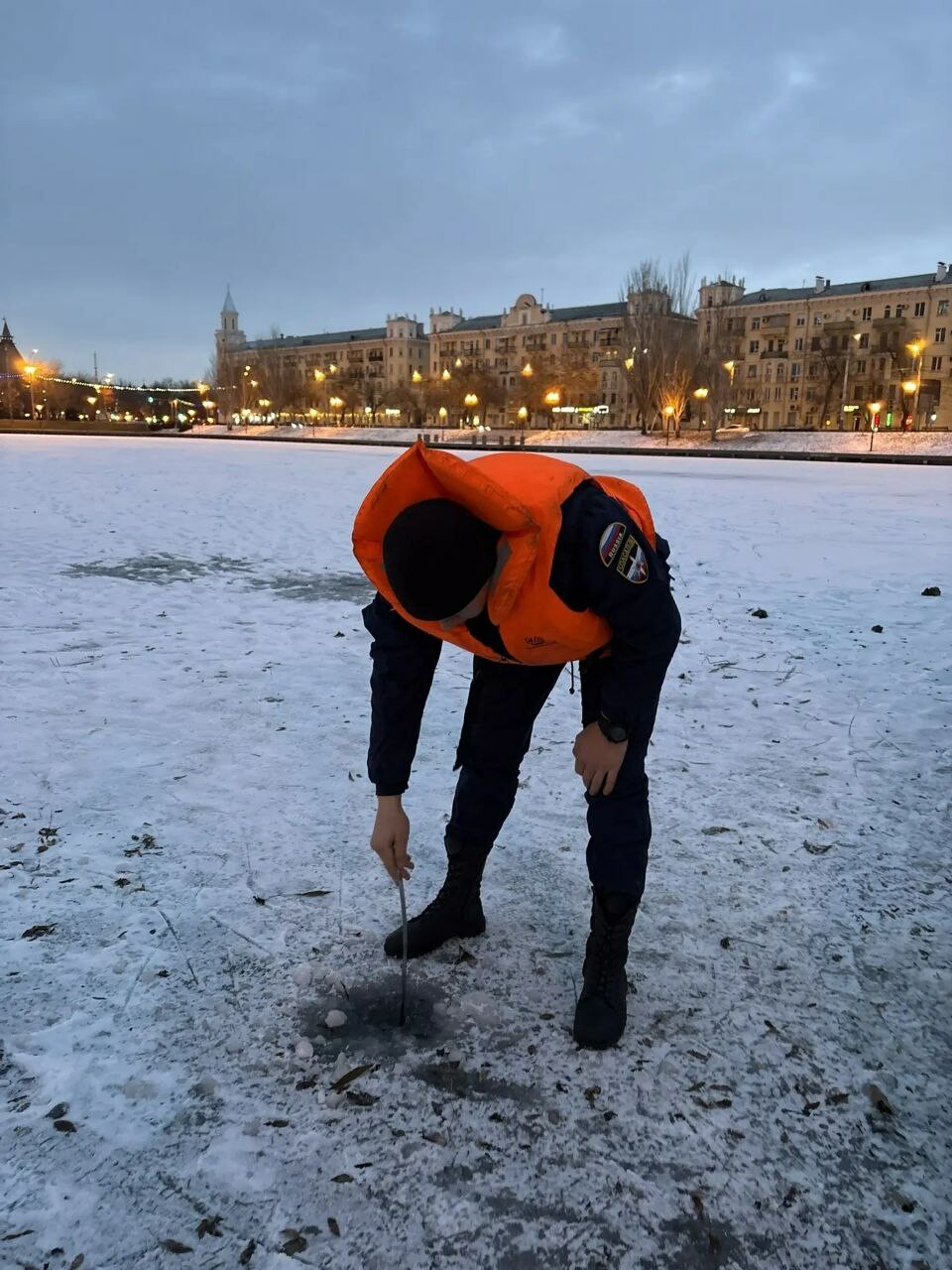 Астраханцам напомнил, что выход на тонкий лед опасен для жизни