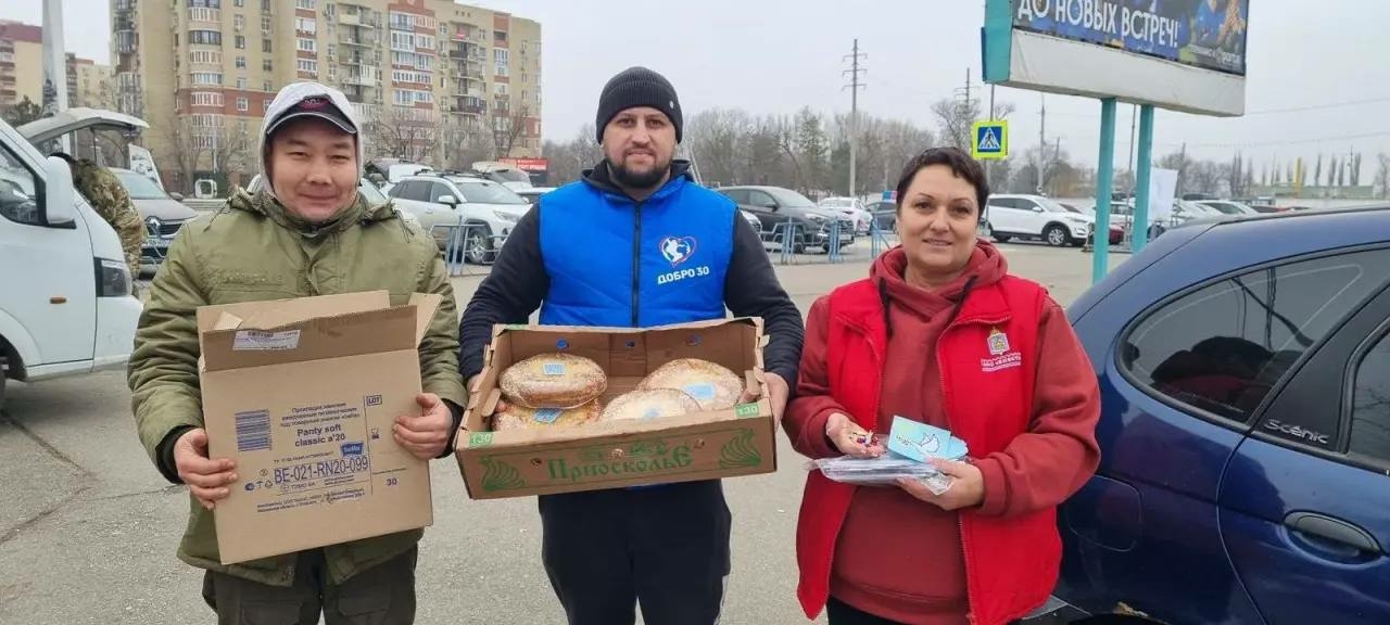 Астраханские волонтеры отправили на передовую сладкие подарки
