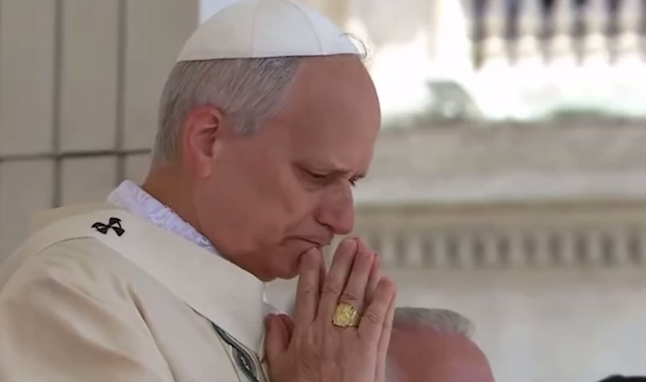 Стало известно, зачем папа Римский пользуется интернетом по ночам