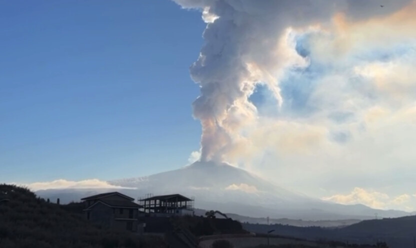 На Сицилии пробудился вулкан Этна