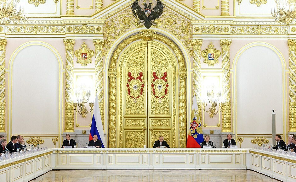 Путин поручил правительству запустить структурную перестройку экономики