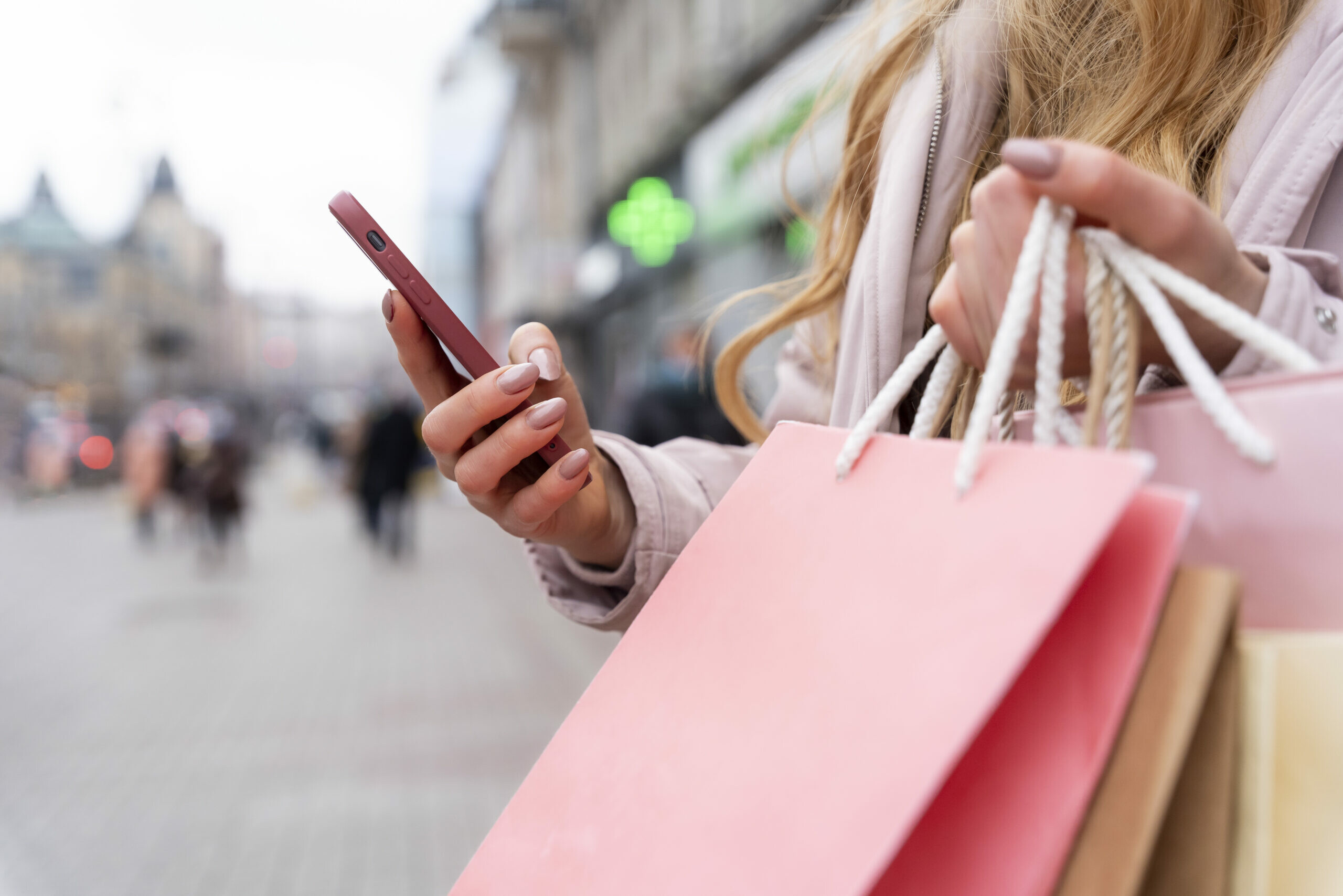 Конец эпохи шопинга: одежда и обувь уходят из офлайна