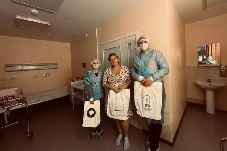 Молодым мамам в Мурманске подарили яркие книжные наборы для малышей