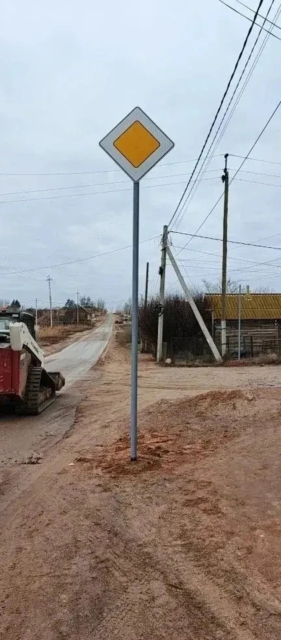Новые знаки и ремонт светофоров на центральных улицах Енотаевки стартовали
