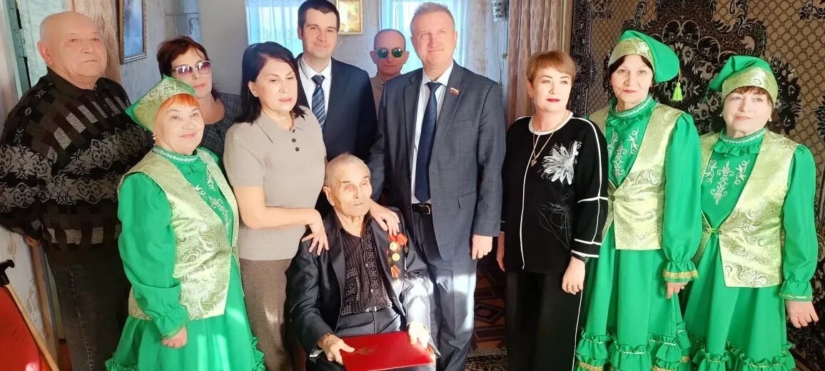 Олег Петелин поздравил труженика тыла Халита Сайфутдинова с 95-летием