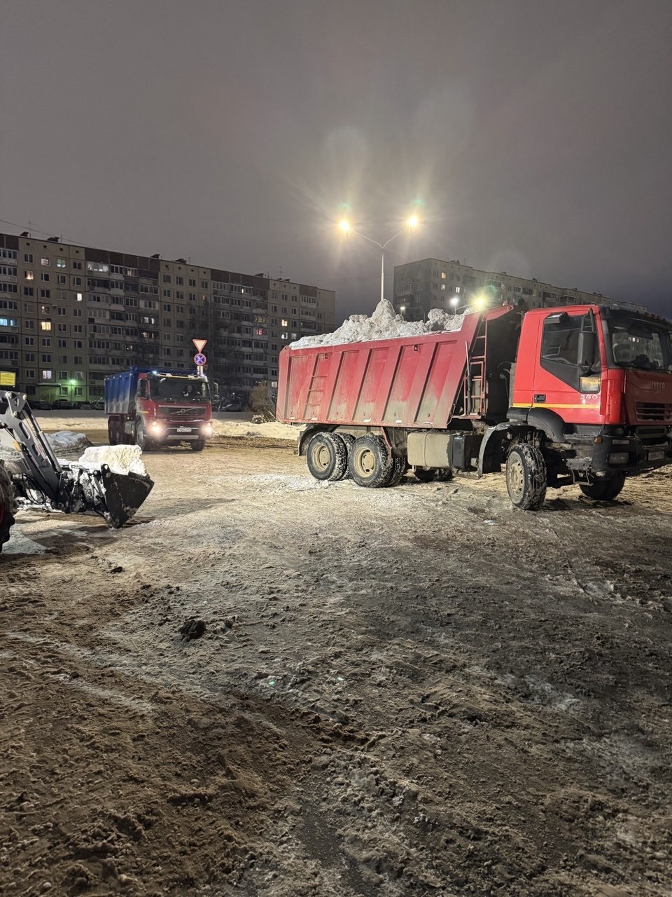В Петербурге круглосуточно ведется уборка отстойно-разворотных площадок и автостоянок