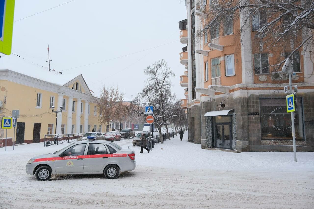 Росгвардейцы помогают автомобилистам после снегопадов в Астраханской области