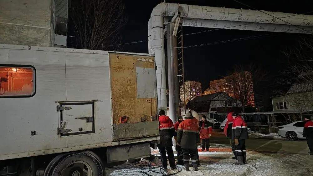 На улице 2-й Дербентской в Астрахани устраняют аварию на теплотрассе