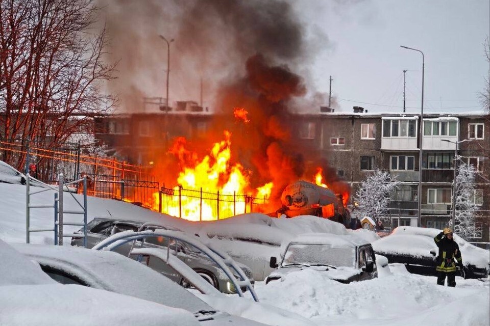 Утром в Мурманске загорелся газгольдер во дворе жилого дома