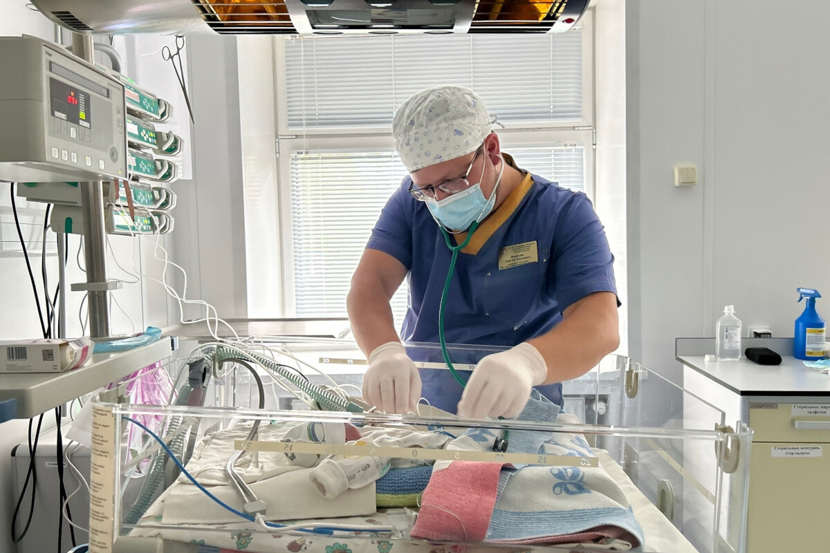 Двух новорожденных доставили санитарной авиацией из Великого Устюга в Вологду