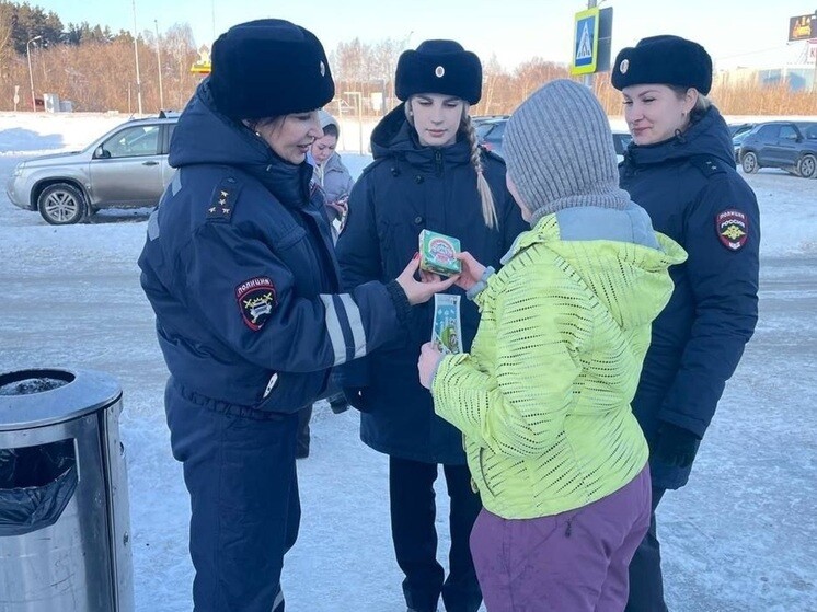 Инспекторы ГАИ вышли к людям и детям на зимние площадки Екатеринбурга