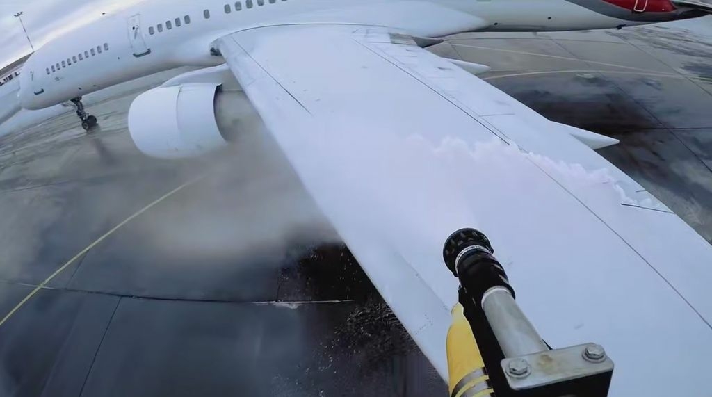В Оренбурге рассказали, как самолеты защищают от льда перед рейсом