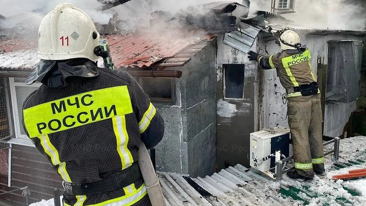 Пожар в частном доме в Мантурово потушили за 20 минут