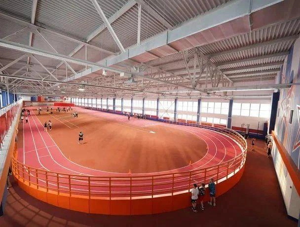 Новые дорожки, трибуны и оборудование ждут спортсменов в кемеровском манеже