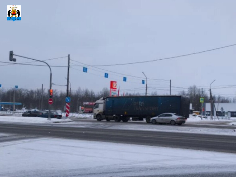 В Великом Новгороде установили светофор на перекрестке улиц Парковой и Державина
