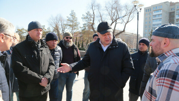 Мэр Омска стал носить черные кепки кепки с логотипом и каски