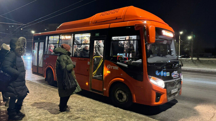 Штрафы за рекламу на стеклах автобусов вызвали споры среди омских перевозчиков