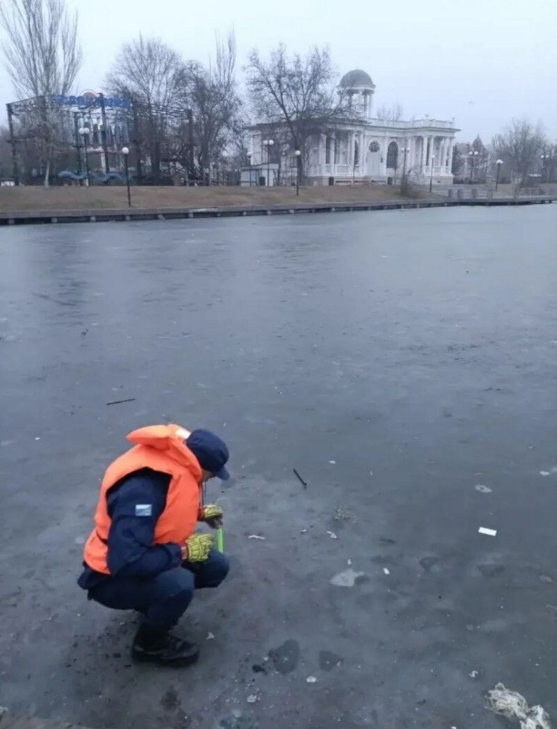 Тонкий лед снова пугает спасателей и жителей Астрахани в январе