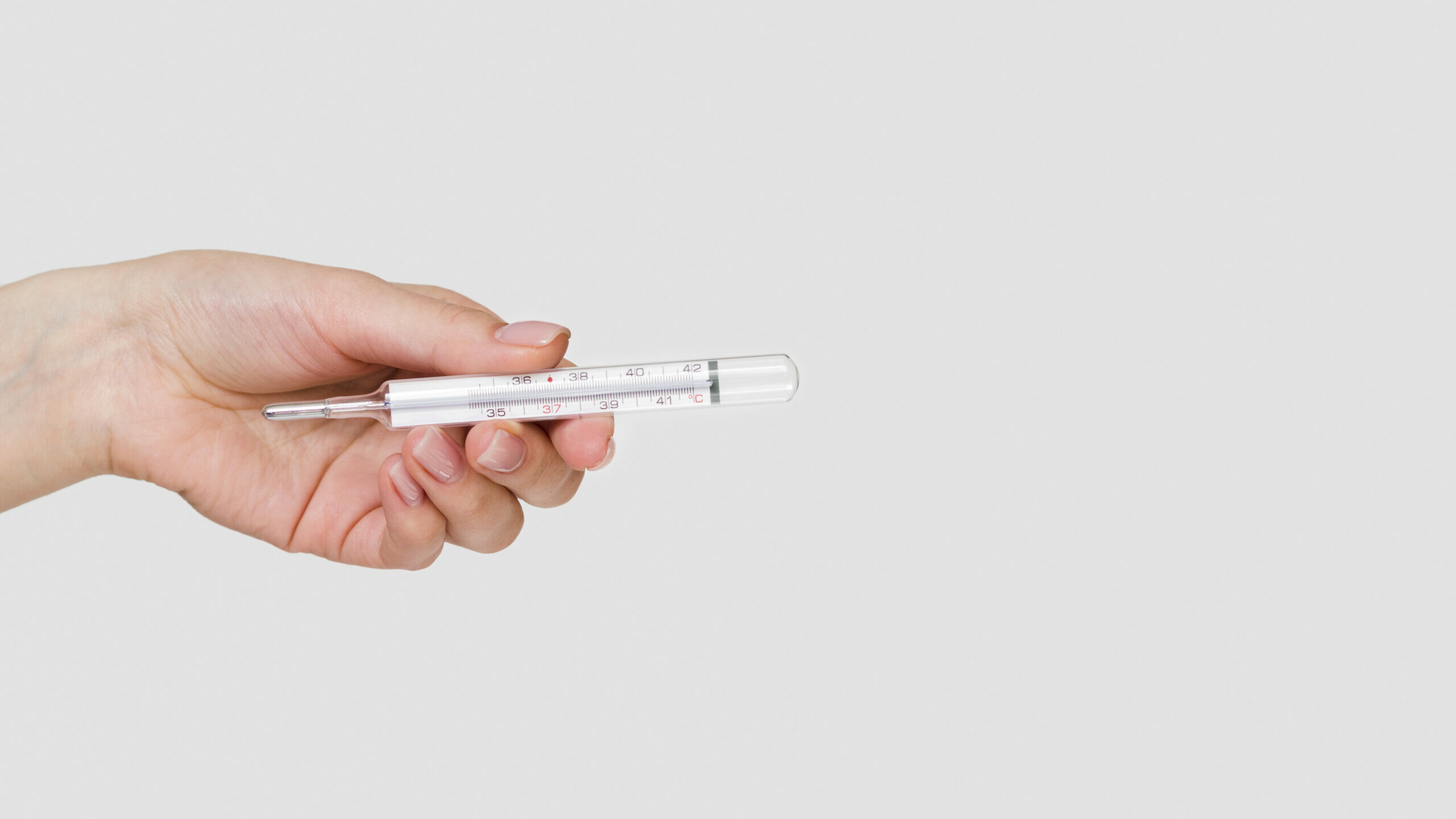 Профессор рассказал, стоит ли бояться разбившегося градусника