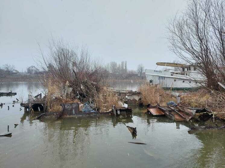 Под Астраханью на дне реки нашли старый сухогруз