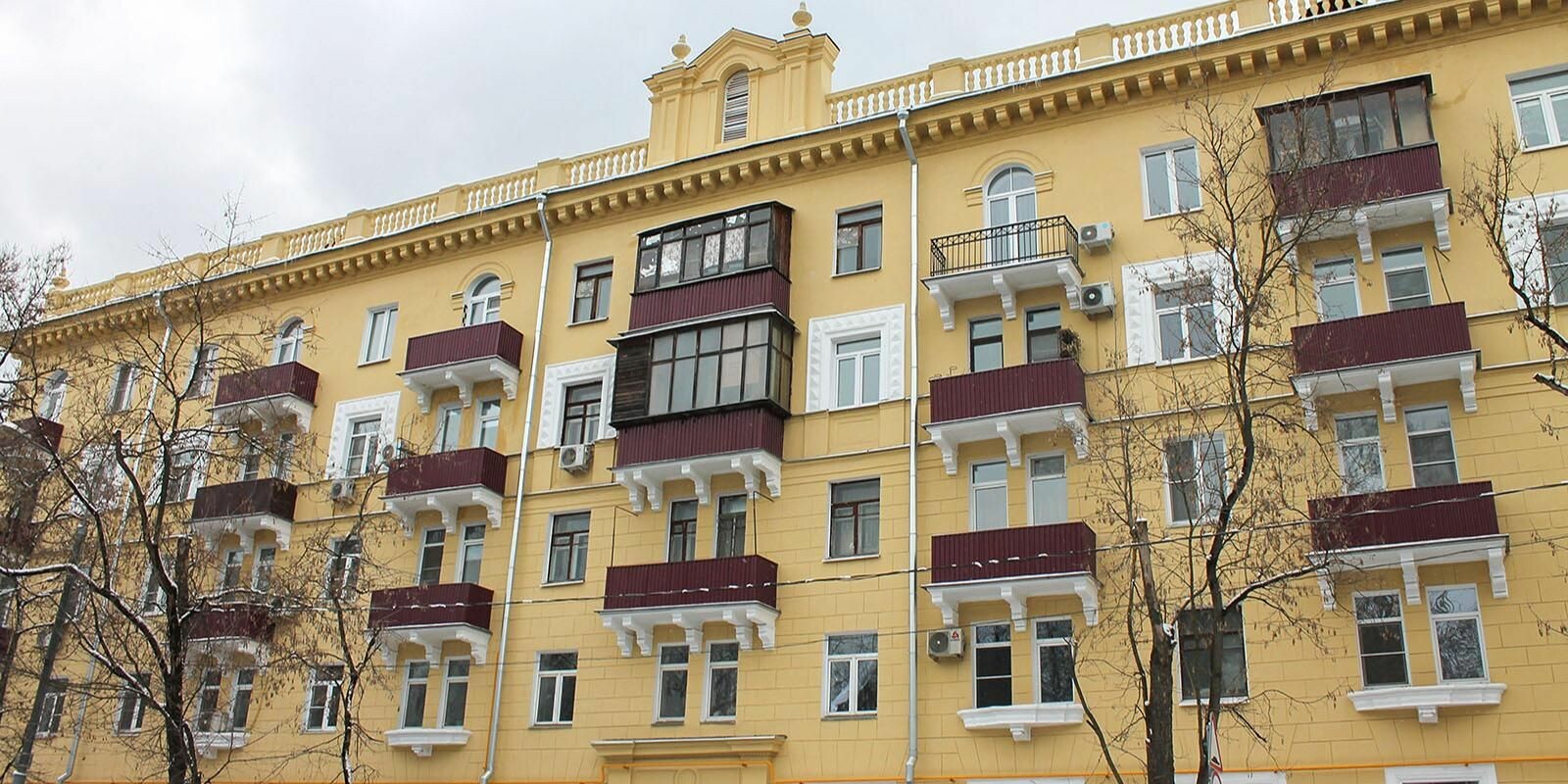 На востоке Москвы отреставрировали фасады 25 домов в стиле неоклассики