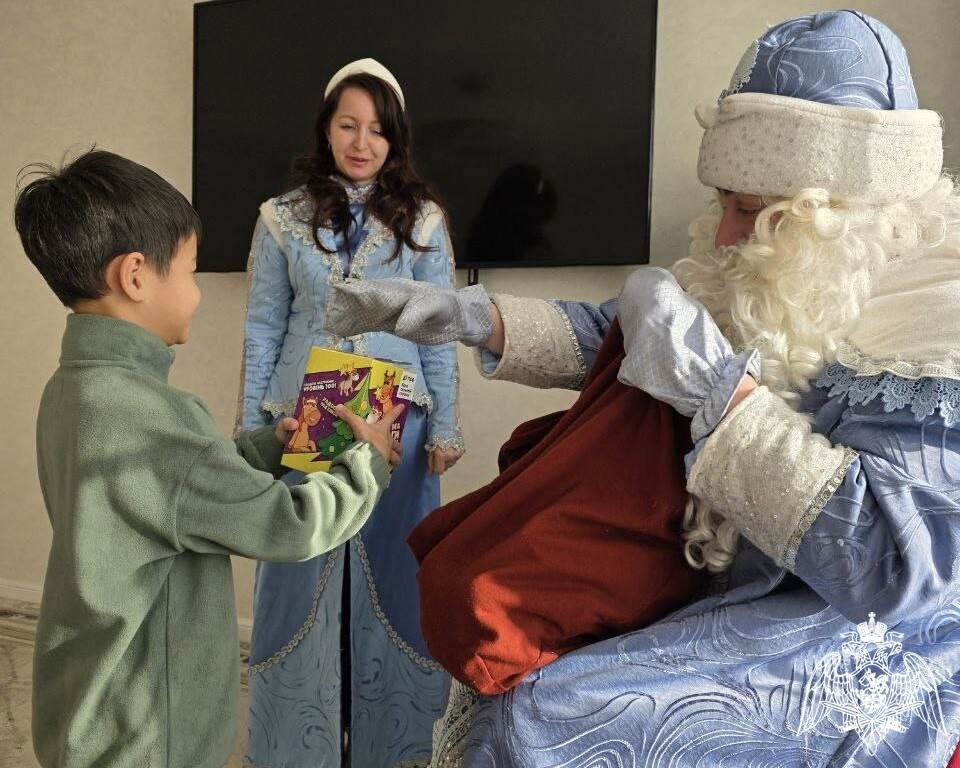 В Астрахани Дед Мороз в форме Росгвардии пришел в гости к семьям бойцов СВО