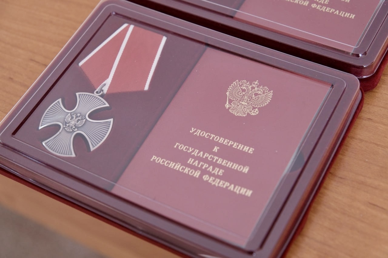 Игорь Мартынов вручил награды семьям героев СВО в Камызяке