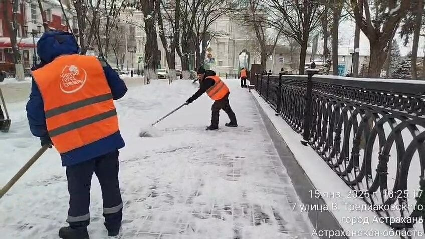 Астрахань чистят от снега и наледи круглосуточно